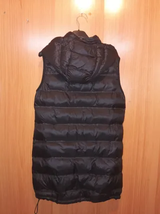 Chaleco acolchado negro con capucha