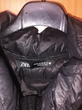 Chaleco acolchado negro con capucha