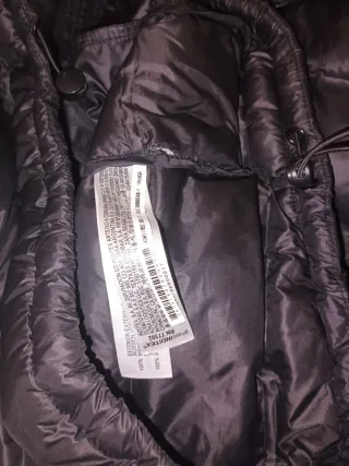 Chaleco acolchado negro con capucha