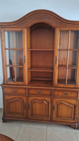 Mueble de madera con vitrina y cajones