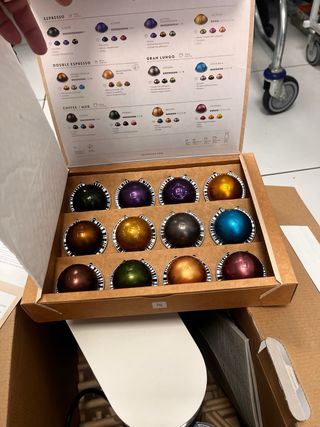 Macchina da caffè Nespresso Vertuo Pop di Krups, nuova e mai usata