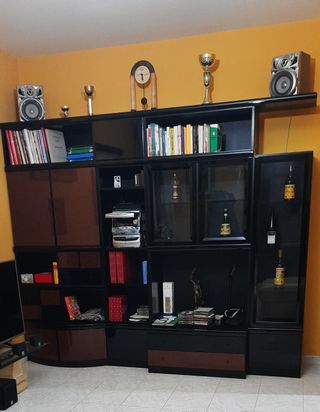 Parete attrezzata laccata lucida nera e rossa €150