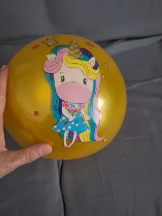 Palla gialla con disegno unicorno