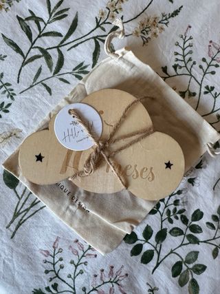 Caja regalo bebé con ropa y mordedor