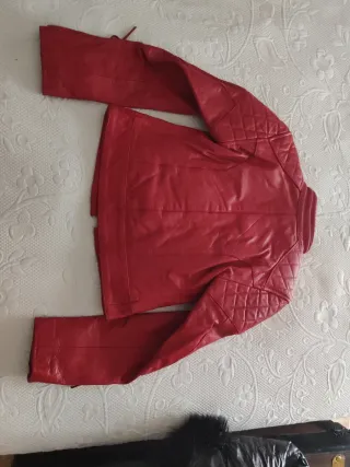 Chaqueta de cuero roja