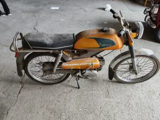 Moto Derbi Naranja y Plata