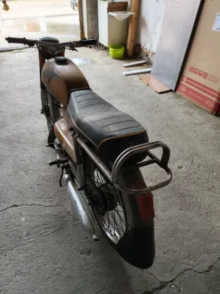 Moto Derbi Naranja y Plata