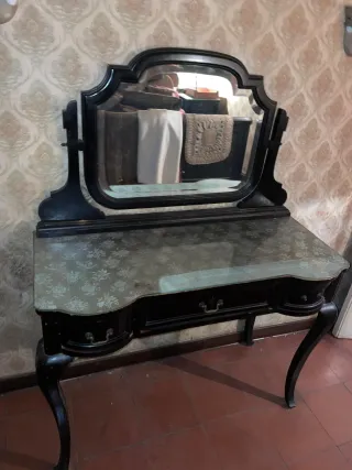 Tocador antiguo con espejo