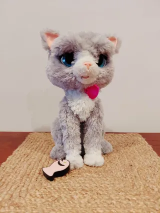 Peluche gato gris con lazo rosa.Funciona con pilas