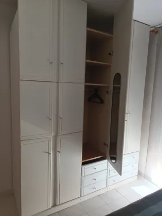 Armario blanco grande de madera, es muy grande