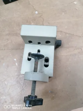 Soportes para estanterías de metal ocultos