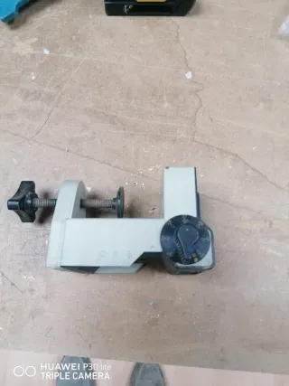 Soportes para estanterías de metal ocultos
