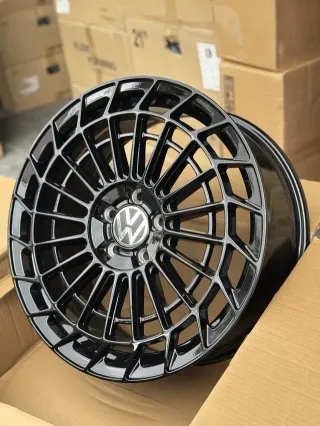 LLANTAS PARA VW MOD. MODENA 19” NEGRO BRILLO.