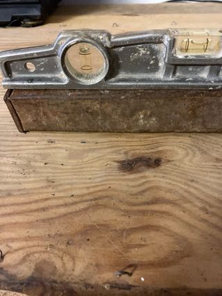 Nivel antiguo de metal