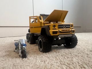 Coche de juguete amarillo con moto