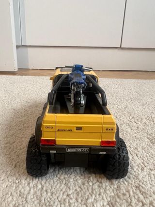 Coche de juguete amarillo con moto