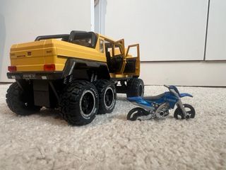 Coche de juguete amarillo con moto