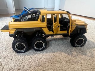 Coche de juguete amarillo con moto