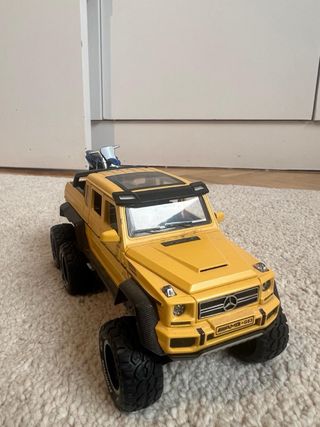 Coche de juguete amarillo con moto