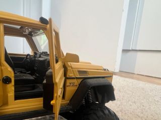 Coche de juguete amarillo con moto