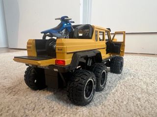 Coche de juguete amarillo con moto