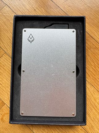 Tarjetero RFID antirrobo, metálico. Sin estrenar.