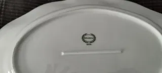 Bandeja de porcelana blanca con borde ondulado