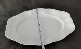 Bandeja de porcelana blanca con borde ondulado