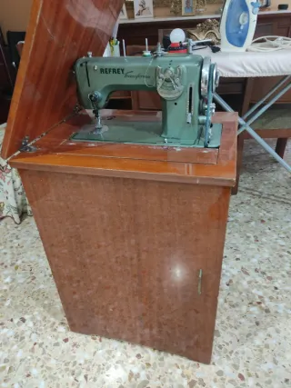 Máquina de coser Refrey