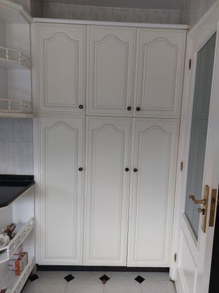 Cocina modular blanca. Se incluye campana y grifo