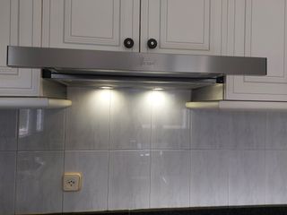 Cocina modular blanca. Se incluye campana y grifo