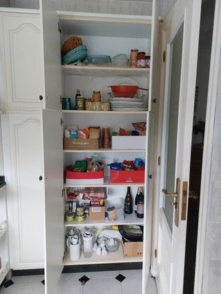 Cocina modular blanca. Se incluye campana y grifo