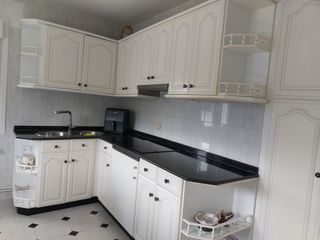 Cocina modular blanca. Se incluye campana y grifo