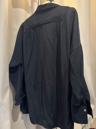 Camisa negra con pedrería