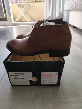 Botas marrones nuevas con etiqueta