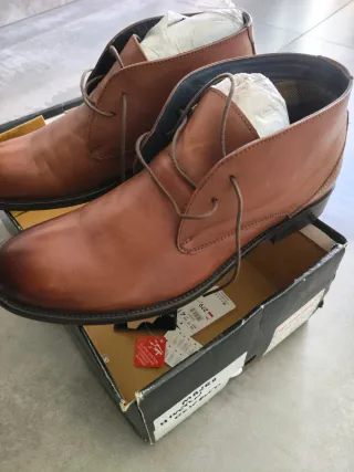 Botas marrones nuevas con etiqueta