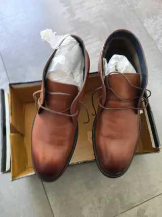 Botas marrones nuevas con etiqueta