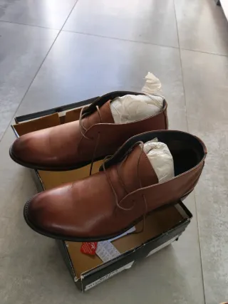 Botas marrones nuevas con etiqueta