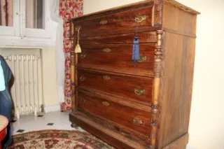 Cómoda antigua de madera con detalles dorados