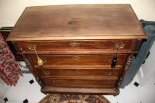 Cómoda antigua de madera con detalles dorados