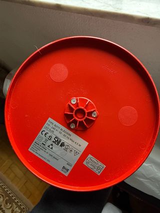 Lámpara de mesa IKEA roja y blanca
