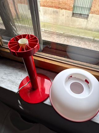 Lámpara de mesa IKEA roja y blanca