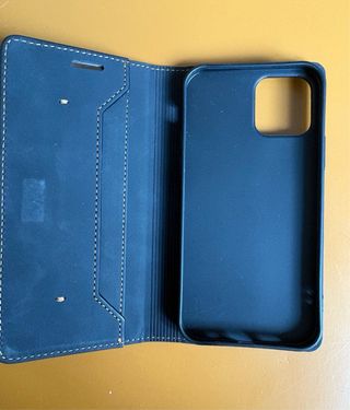 Funda iPhone 12 Cuero Negro Sin Usar