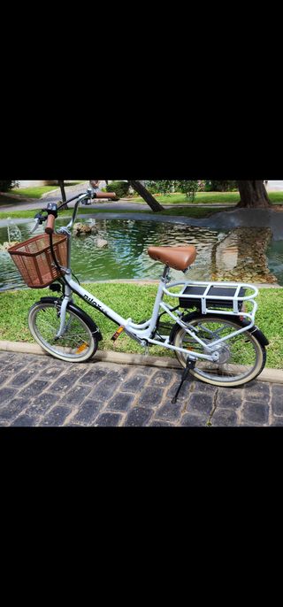 Bicicleta Eléctrica Blanca con Cesta