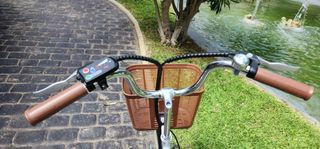 Bicicleta Eléctrica Blanca con Cesta