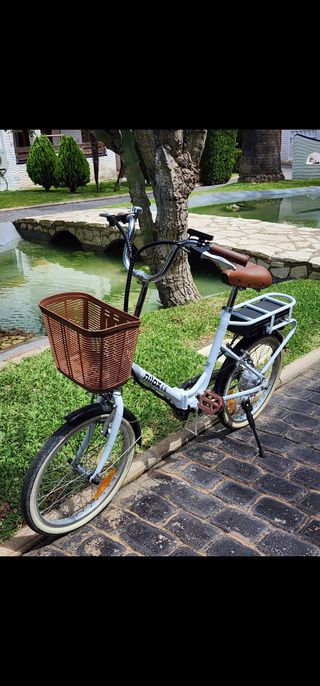 Bicicleta Eléctrica Blanca con Cesta