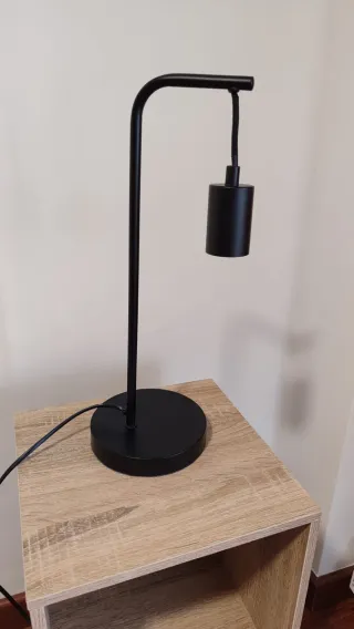 Lámpara de mesa negra mate.