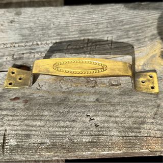 Tirador precioso antiguo de latón oro macizo