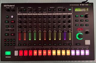 Roland TR-8S con tapa protectora