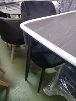 Mesa y 4 Sillas de terciopelo